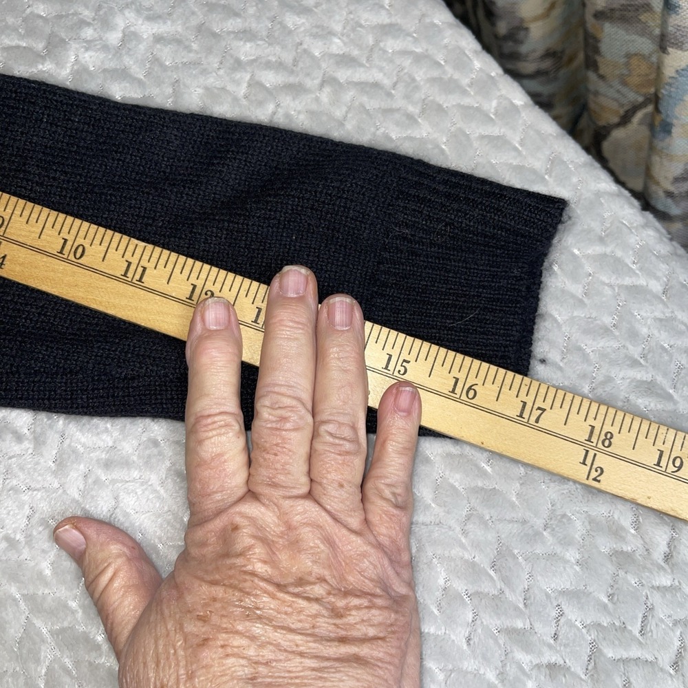 Garnet Hill  Black cashmere‎ Cable Front Detail Preppy V neck sweater Medium - Picture 10 of 10